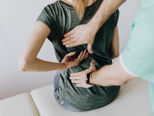 Mal di schiena a 60 anni: come alleviare il dolore?