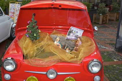 Le mitiche Fiat 500 ospitano concorso di presepi 13