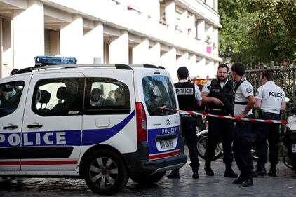 Parigi, auto travolge gruppo militari 3