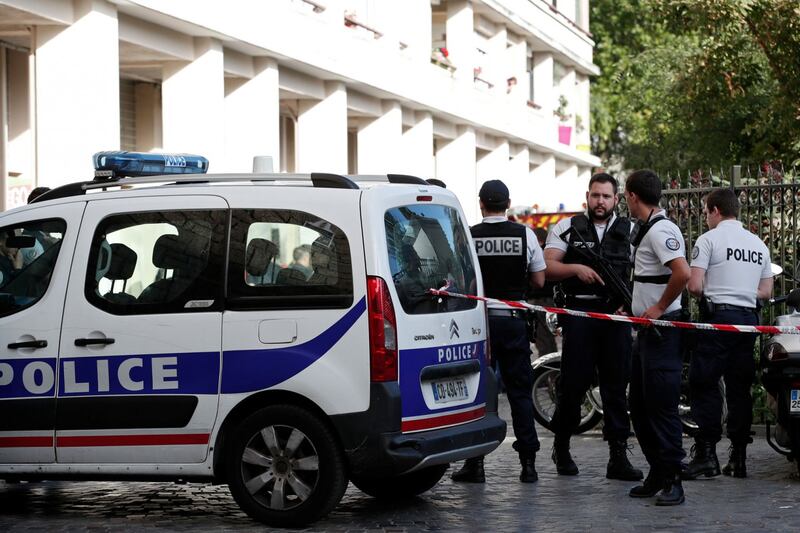 Parigi, auto travolge gruppo militari 3
