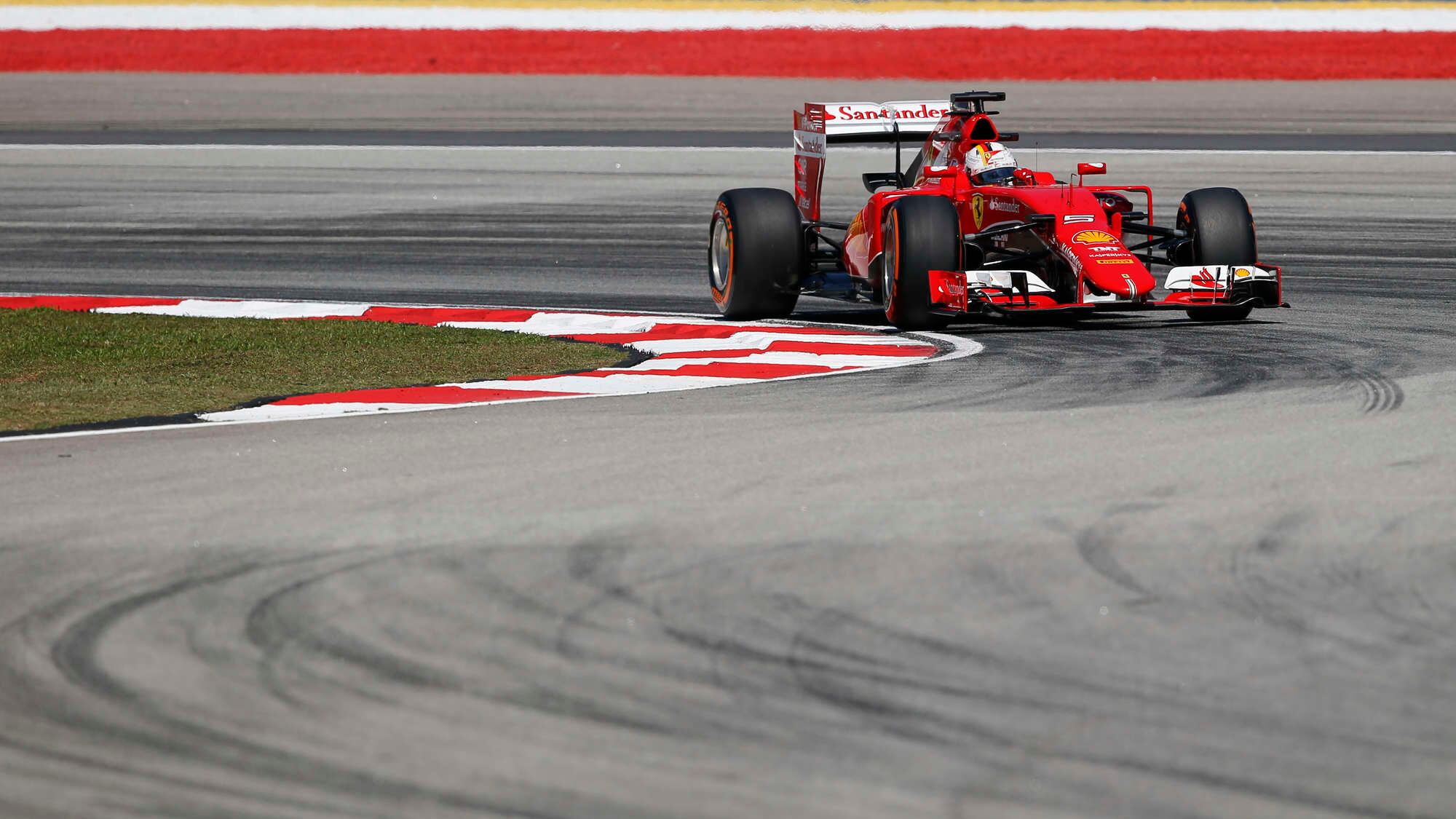 F1 Malesia, Hamilton conquista la pole. Secondo Vettel