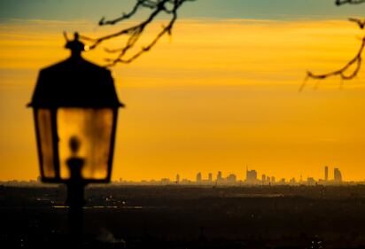 Il vento spazza via nubi e smog: da Bergamo si vede lo skyline di Milano 14