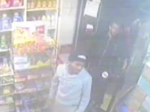 Orrore a New York: gang di adolescenti stupra una 18enne davanti al padre