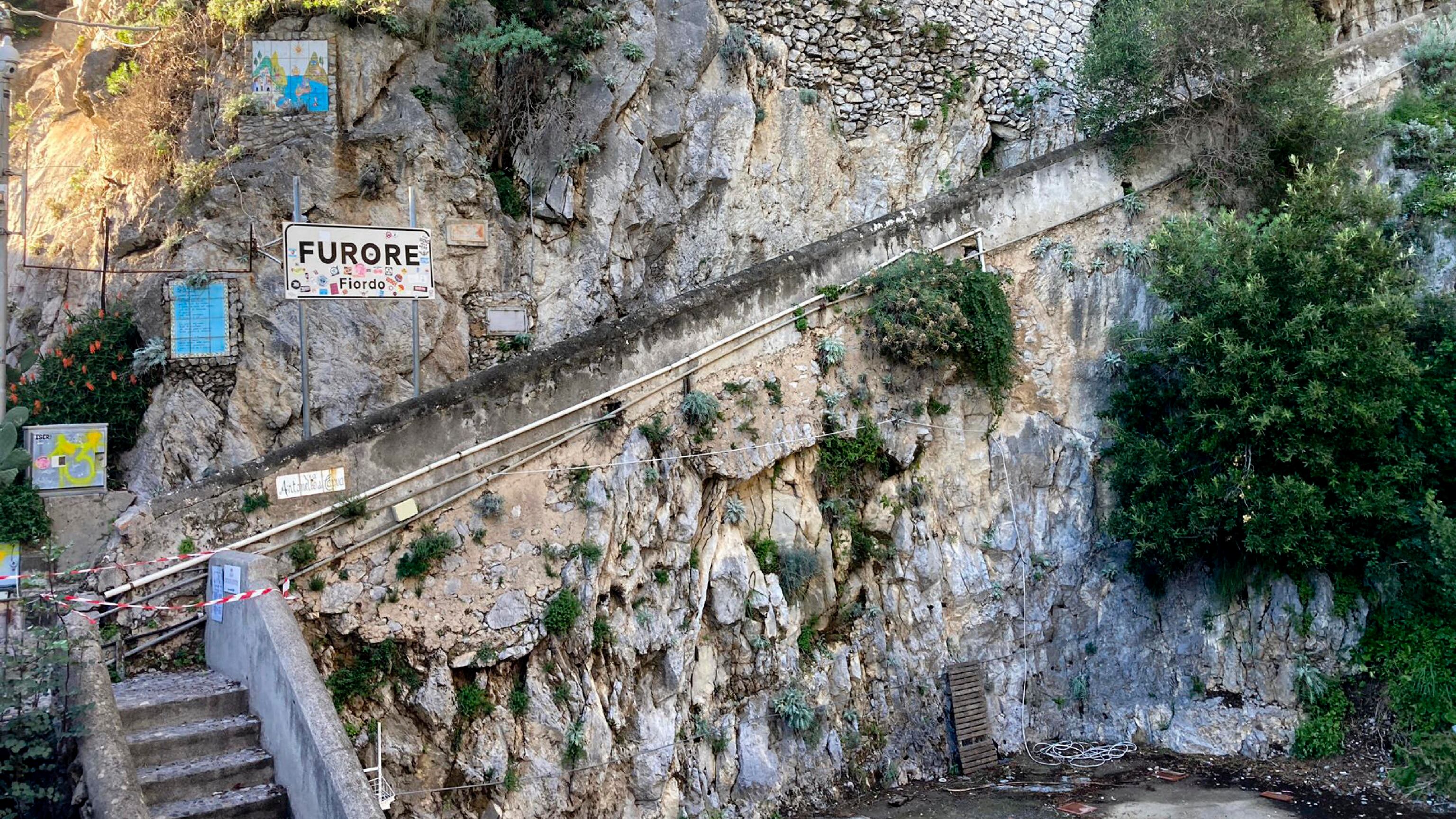 Fotografa il mare in burrasca: tragedia per una 50enne