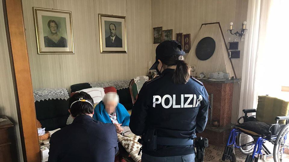 Il nipote ha il Covid e lei rimane sola: anziana 98enne viene aiutata dalla polizia