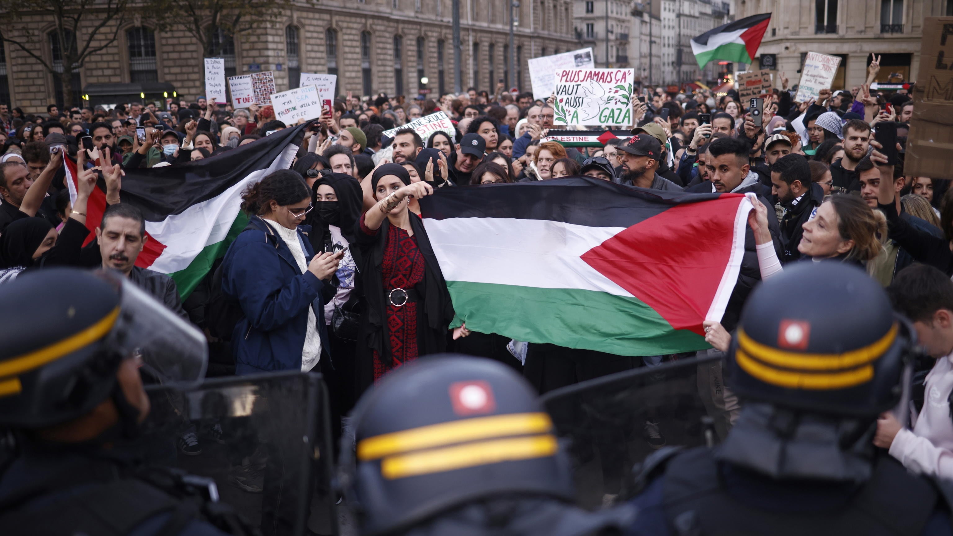 L'Ue ora apre gli occhi: "Schengen si è rotta". Sprint sulle espulsioni. Parigi, sit-in pro Hamas