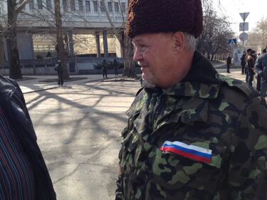 I soldati pattugliano la capitale della Crimea 17