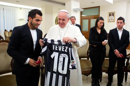 Tevez regala la maglia al Papa 5