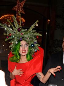 LadyGaga si veste "di Natale" 1