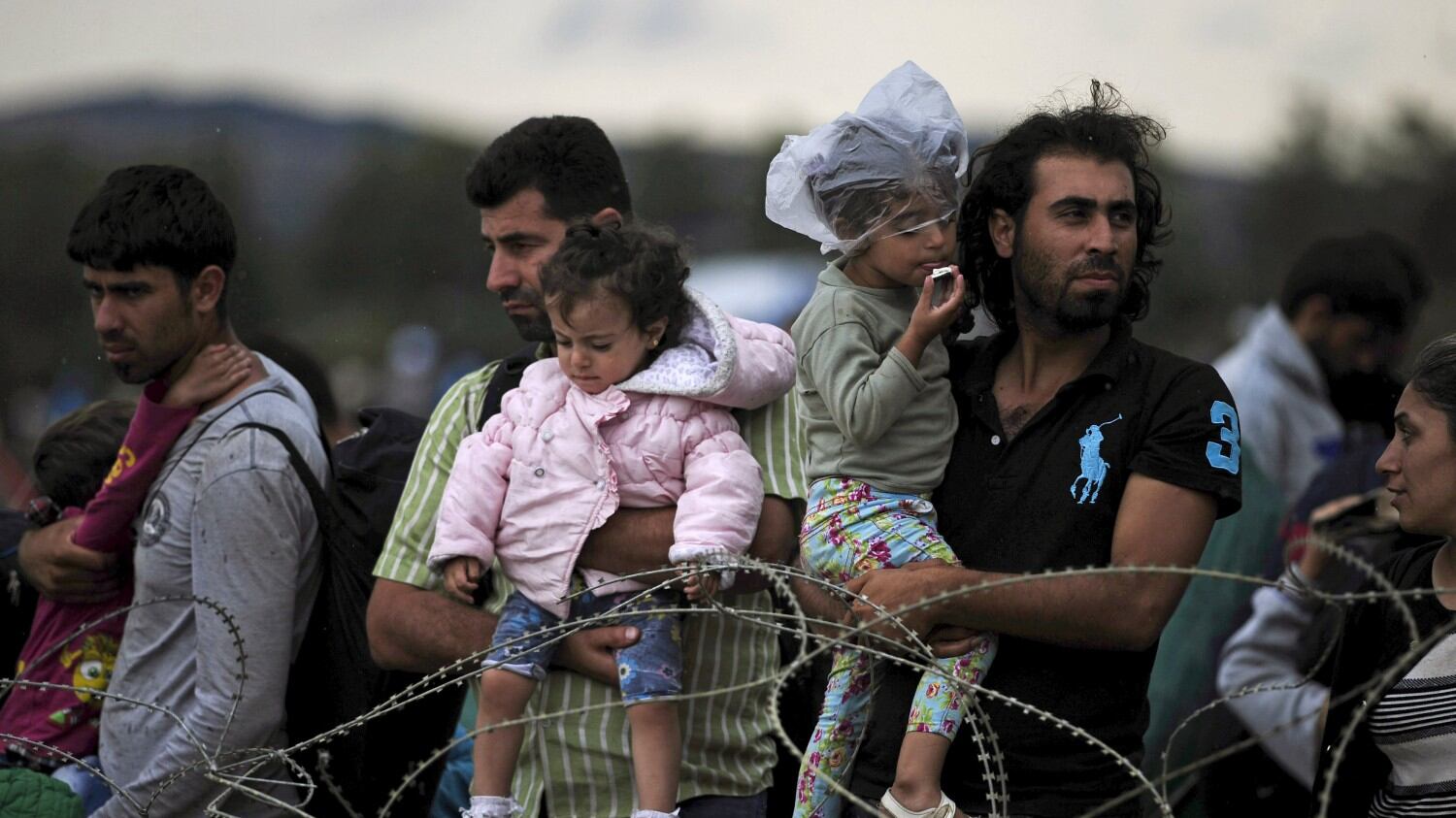 Macedonia, caos migranti: la polizia spara le granate ma in 2000 forzano il blocco