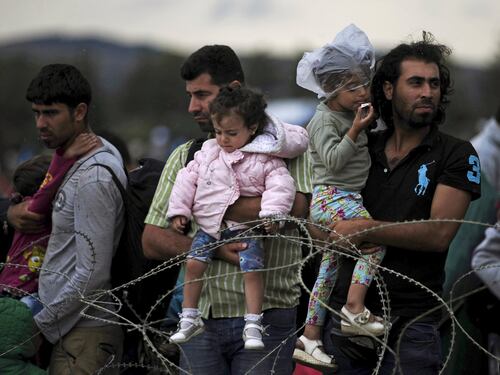 Macedonia, caos migranti: la polizia spara le granate ma in 2000 forzano il blocco