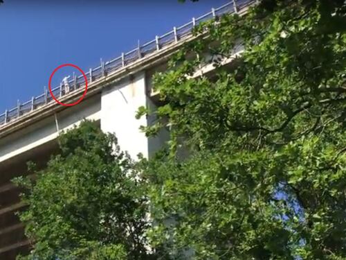 Chieti, getta la figlia della convivente dal ponte. Poi si uccide