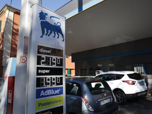 Carburanti, benzina self in autostrada sotto 2,20 euro. Anche Q8 accetta il tetto ai prezzi. Meloni: “Segnale importante”