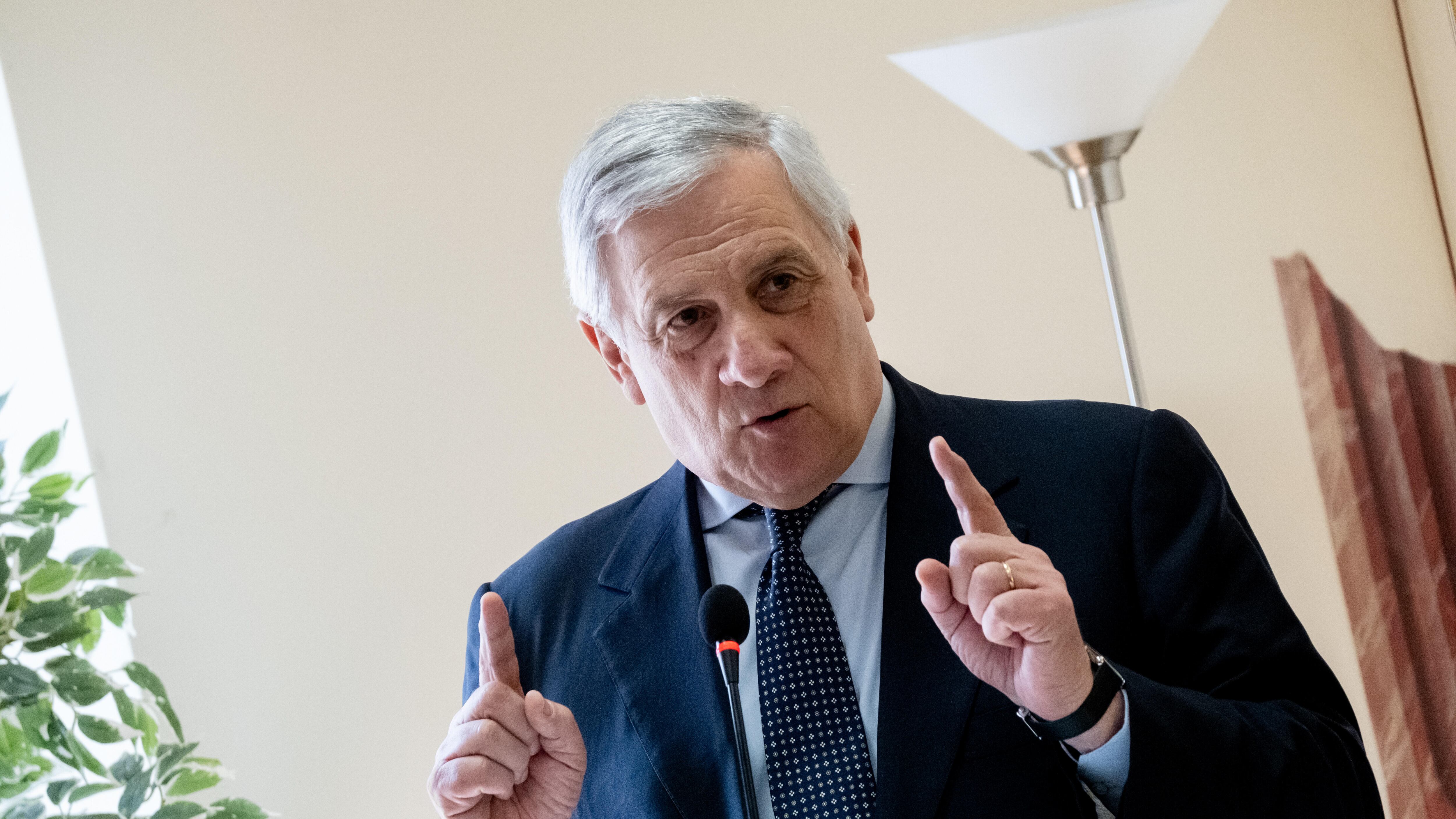 “Gli serve un’ambulanza”, “Questa è la cultura di sinistra”. Scontro Zingaretti-Tajani: ecco cosa è successo