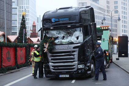 Berlino, il tir crivellato di colpi 11