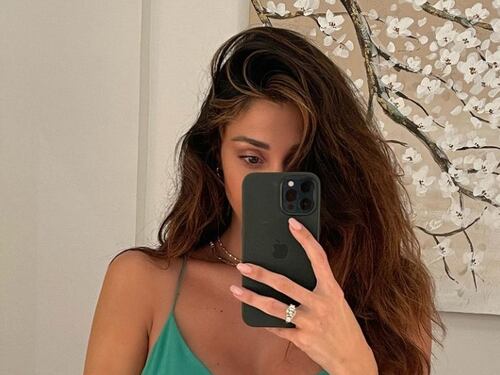 Belen se la spassa alle Maldive e fa infuriare il web: "Ci sei per lavoro?