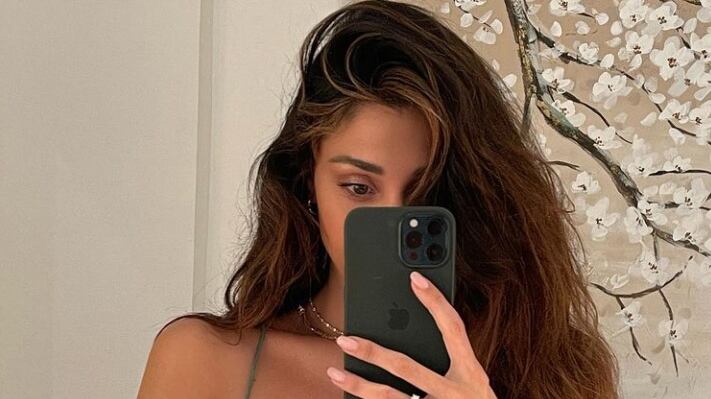 Belen se la spassa alle Maldive e fa infuriare il web: "Ci sei per lavoro?