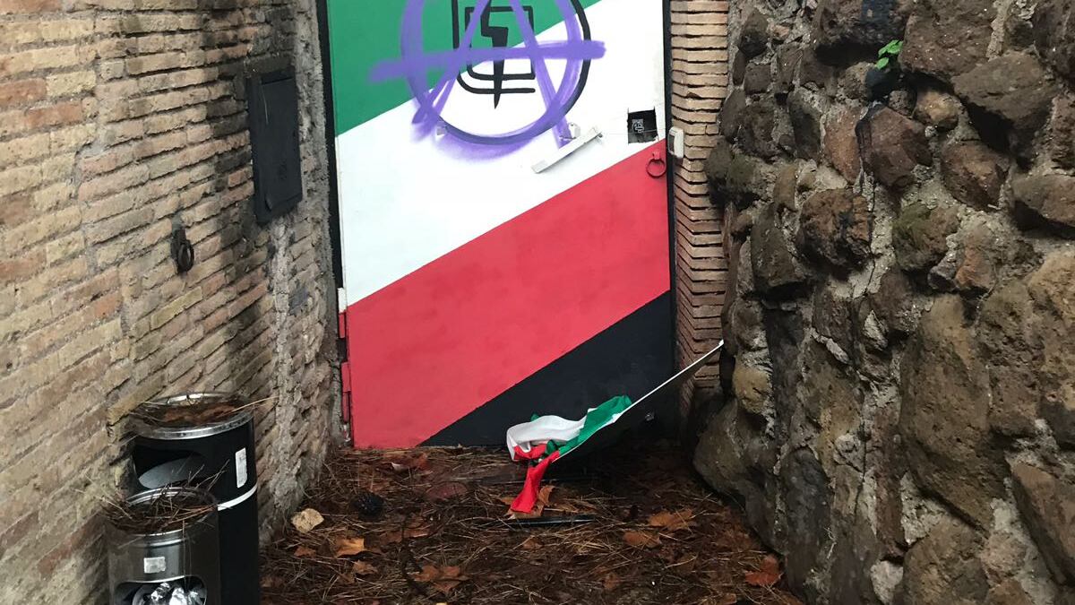 Atti di vandalismo degli antagonisti alle sedi di Fratelli d'Italia