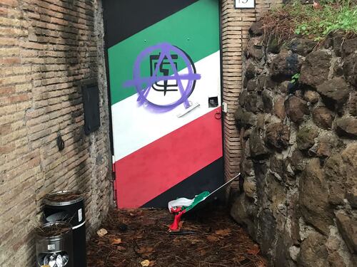 Atti di vandalismo degli antagonisti alle sedi di Fratelli d'Italia