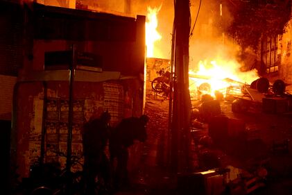 Rio, la polizia uccide un balleri: la favela brucia 8