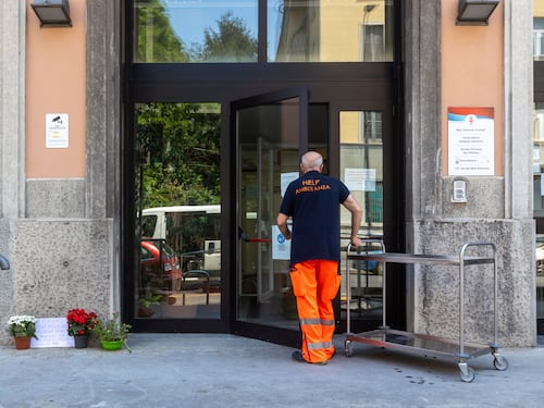 Casa dei coniugi: "Morti evitabili con un impianto per il fumo"
