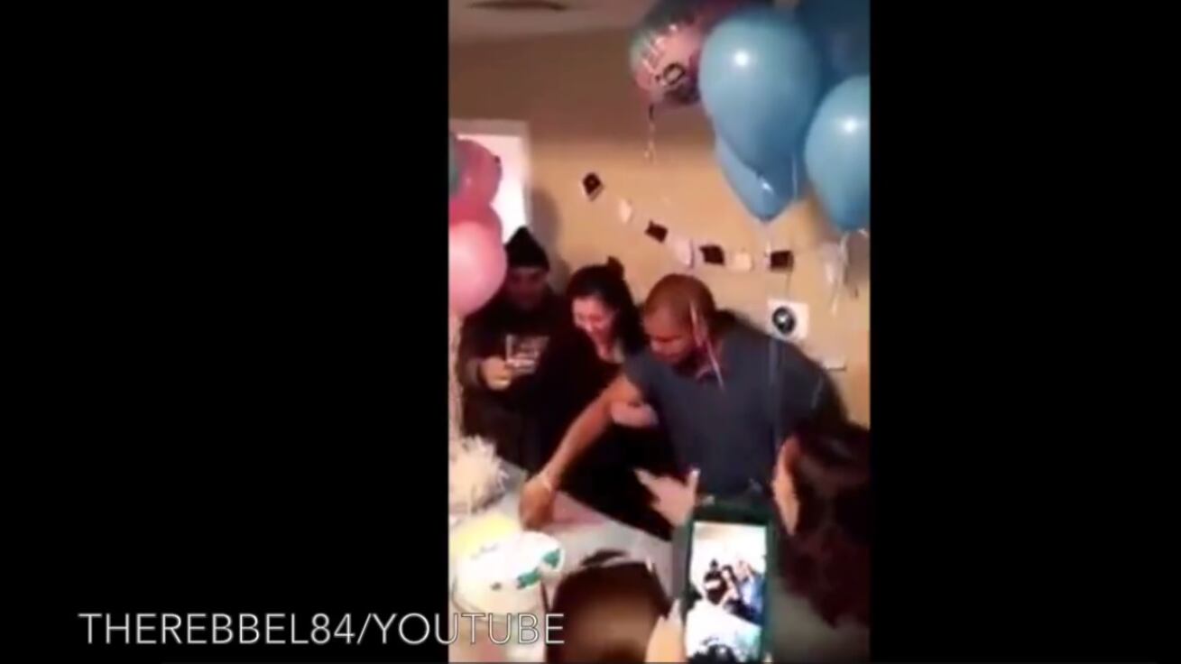 Gli dicono che avrà un maschietto dopo 4 figlie femmine, papà sviene dalla gioia