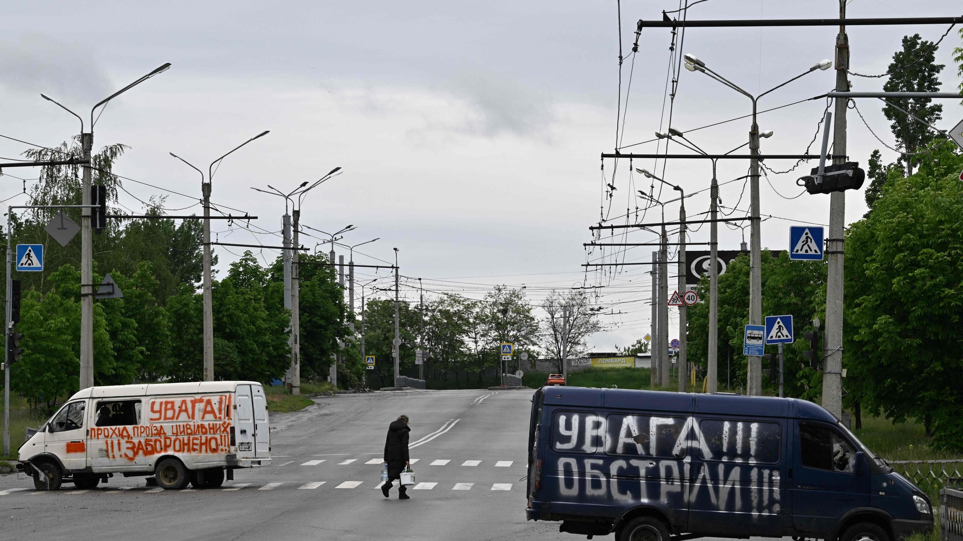 "Voi circondati, arrendetevi". Il mitragliere di Lugansk spara dépliant agli ucraini