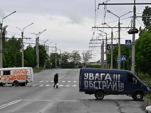 "Voi circondati, arrendetevi". Il mitragliere di Lugansk spara dépliant agli ucraini