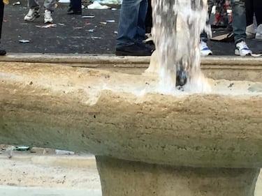 La Barcaccia danneggiata dagli ultras, colpita con bottiglie e sassi 3