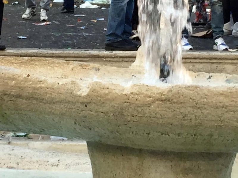 La Barcaccia danneggiata dagli ultras, colpita con bottiglie e sassi 3