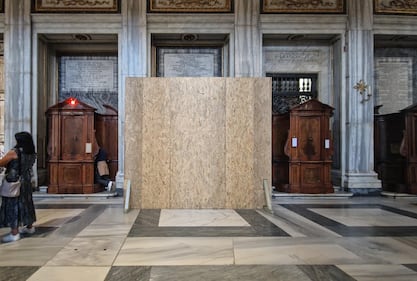 La preparazione della tomba di Papa Francesco a Santa Maria Maggiore 5