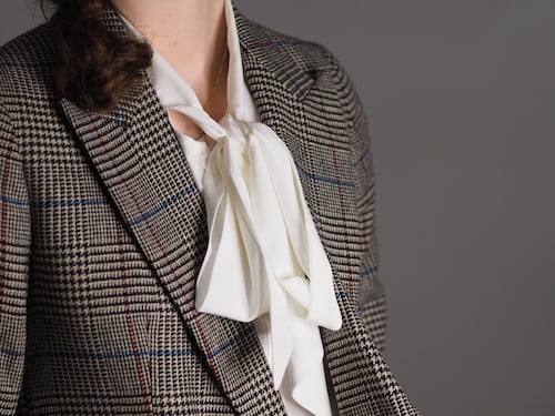 La camicia questo autunno si porta con il fiocco al collo: ecco come abbinarla