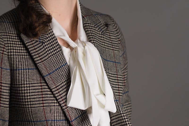 La camicia questo autunno si porta con il fiocco al collo: ecco come abbinarla