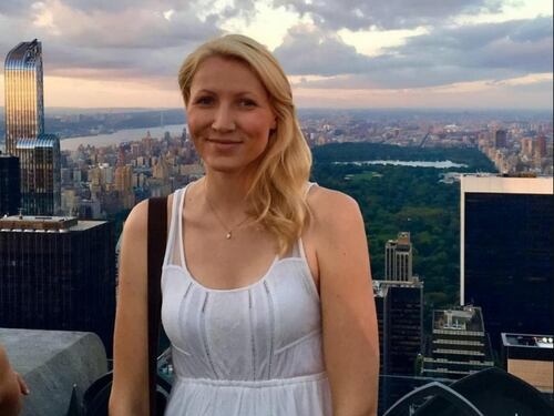Professoressa fa sesso in aereo con studente di 16 anni e rimane incinta