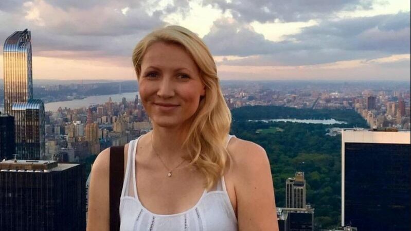 Professoressa fa sesso in aereo con studente di 16 anni e rimane incinta