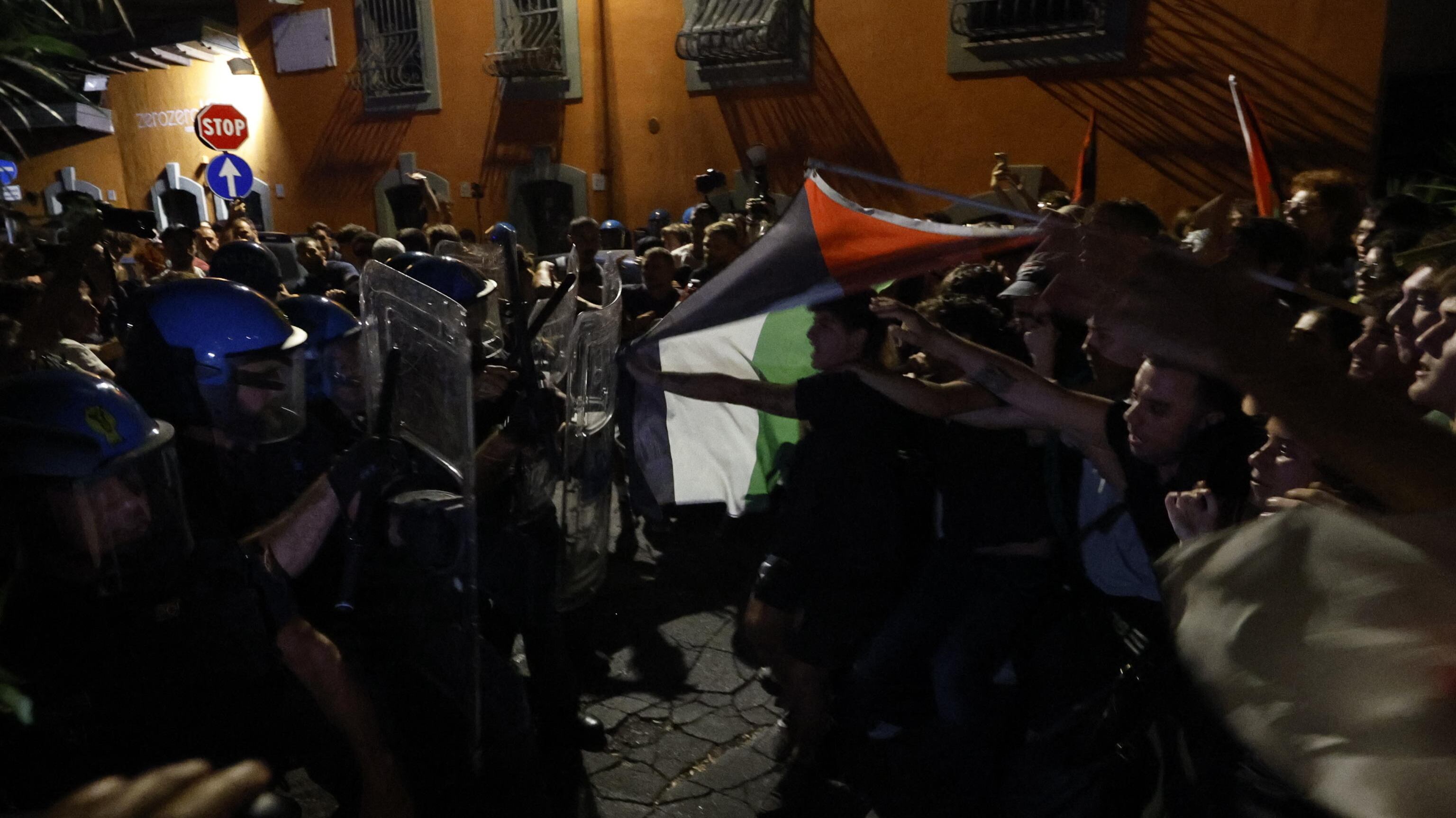 "Quando ti sputano addosso ti fanno sentire sporco". La rabbia dei poliziotti dopo gli scontri per la Flotilla
