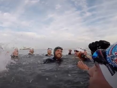A nuoto intorno alla Gran Bretagna per 157 giorni di fila: c'è chi ce l'ha fatta
