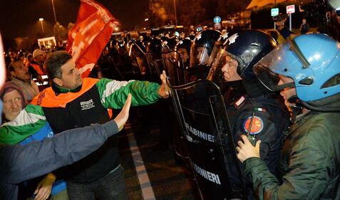 Torino, guerriglia antagonista ai mercati generali 16