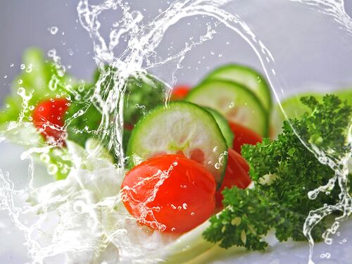 Via l'uovo: per Google l'emoji dell'insalata è vegan