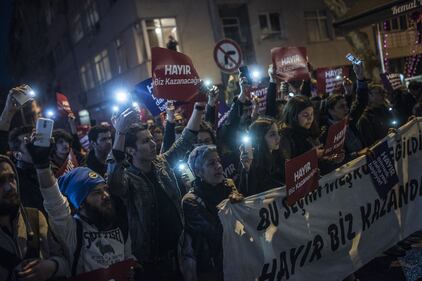Le proteste nel bastione laico di Istanbul 1