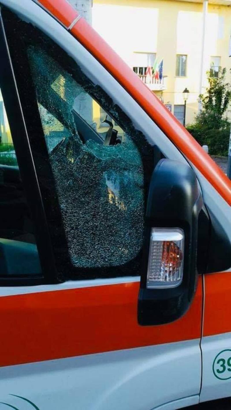 Baggio, ambulanze distrutte da teppisti 3