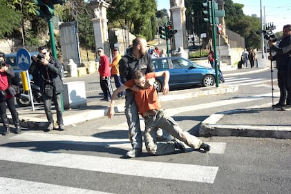 Blitz degli ambientalisti davanti al Colosseo 1
