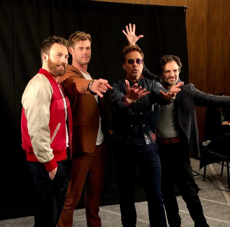 Dopo aver cantato Blondie e i Beatles, gli eroi di Avengers EndGame si divertono insieme posando per i loro fan 8