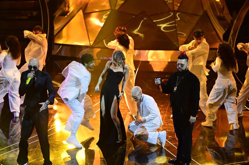Sanremo 2024: ecco il look della quarta serata del Festival di Alessandra Amoroso 9