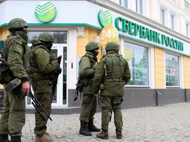 I soldati pattugliano la capitale della Crimea 5