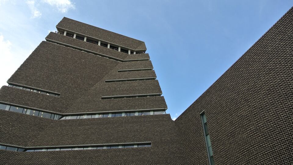 Londra, bimbo caduto da terrazza: incriminato 17enne