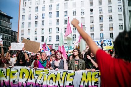 "Generazione meticcia e queer". A Milano sfila il corteo "transfemminista" 13