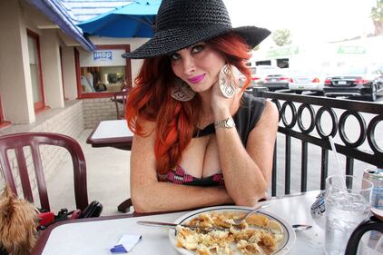 Phoebe Price sexy mangia i pancake 6