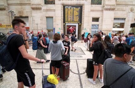 Grande affluenza alla  stazione centrale di Milano per il primo week-end di agosto  4