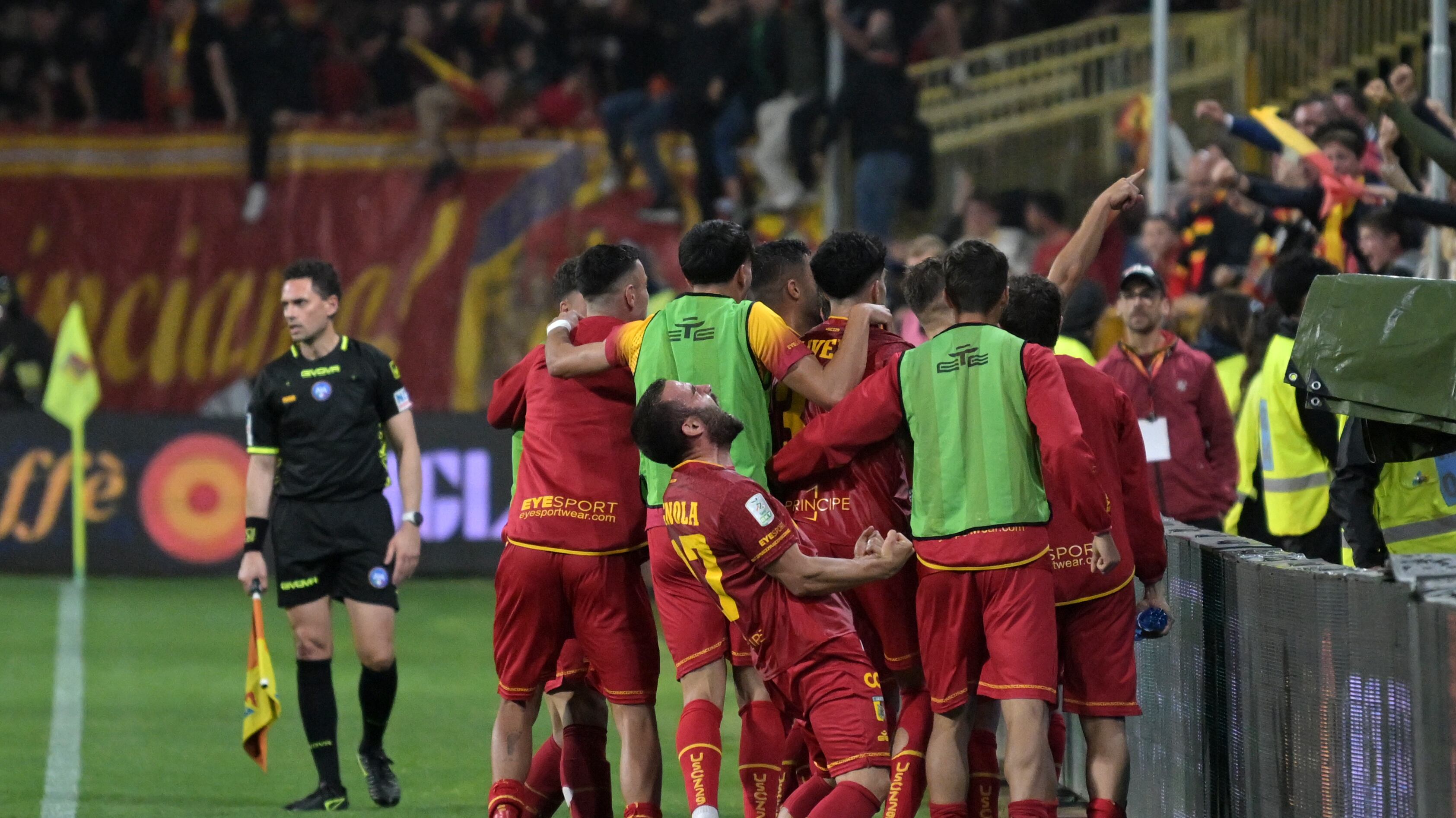 Serie B, il Catanzaro ribalta il Brescia e si regala un sogno: è 4-2 al Ceravolo